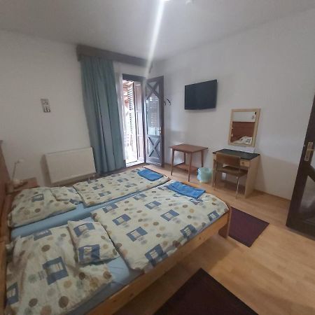 Valcsics Villa Panzio Печ Екстериор снимка