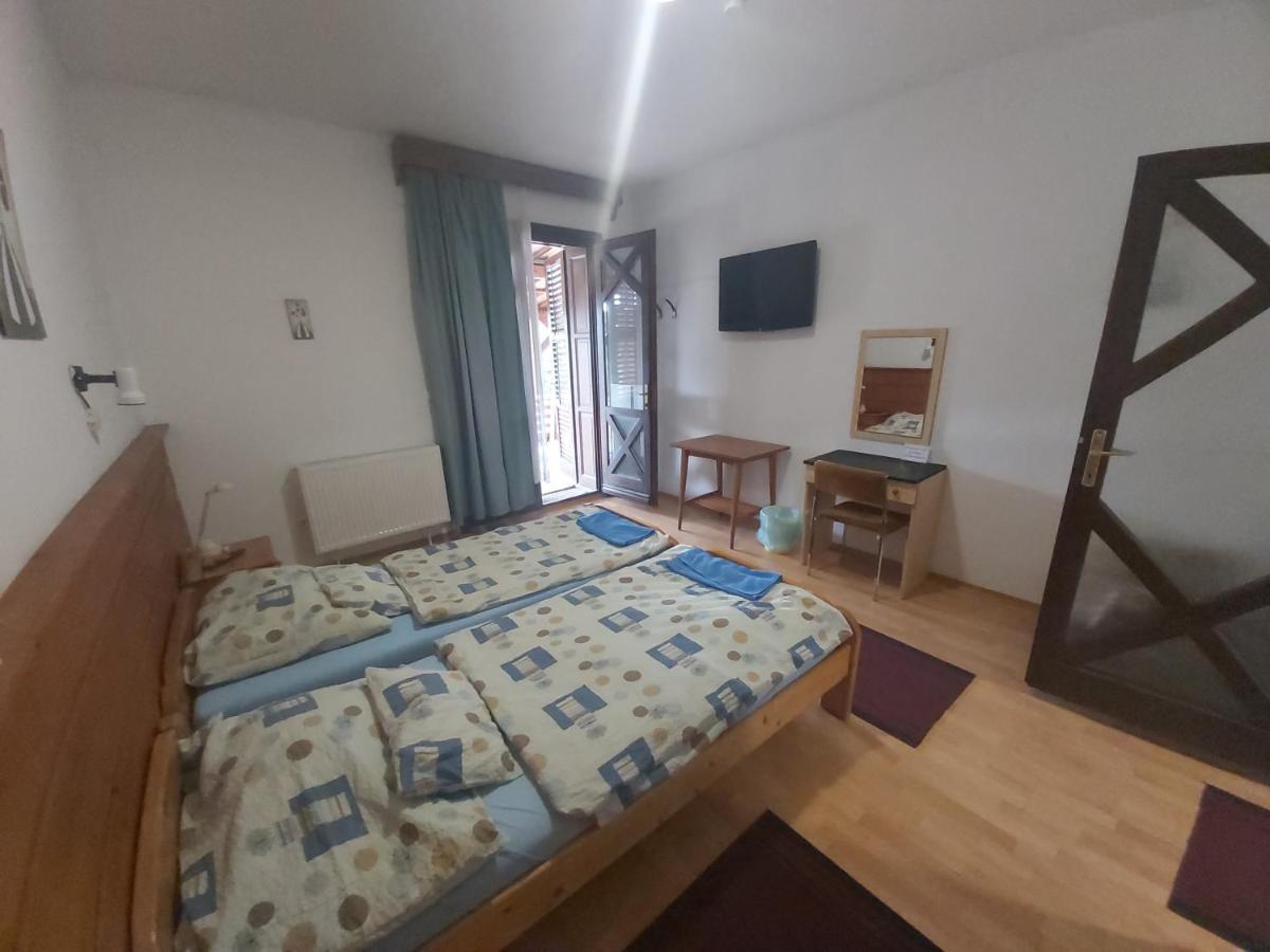 Valcsics Villa Panzio Печ Екстериор снимка