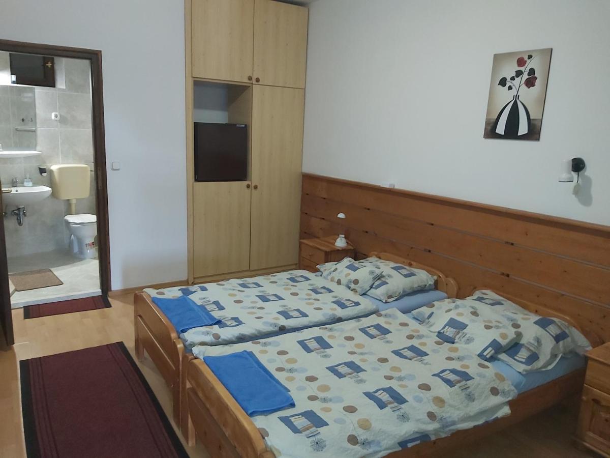 Valcsics Villa Panzio Печ Екстериор снимка