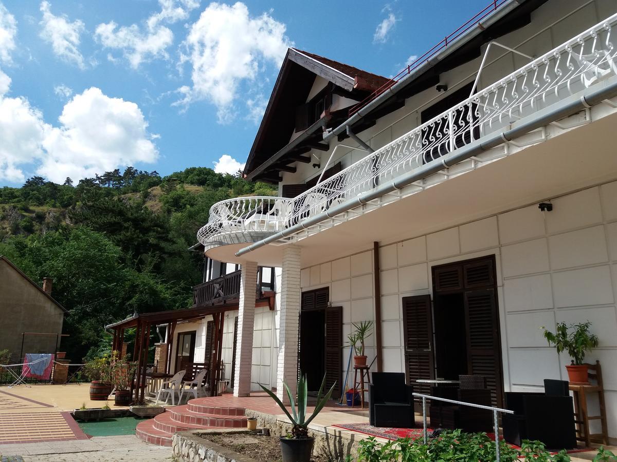 Valcsics Villa Panzio Печ Екстериор снимка