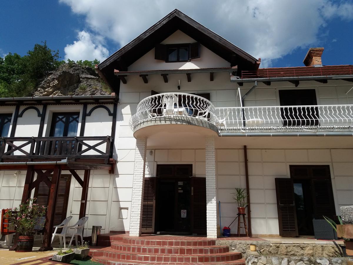 Valcsics Villa Panzio Печ Екстериор снимка